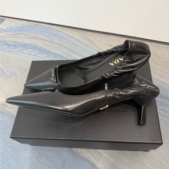 SOLD ❌❌❌ PRADA
Triangle Logo Leather Pumps
$1,200  sz 41 black - Picture 4 of 9